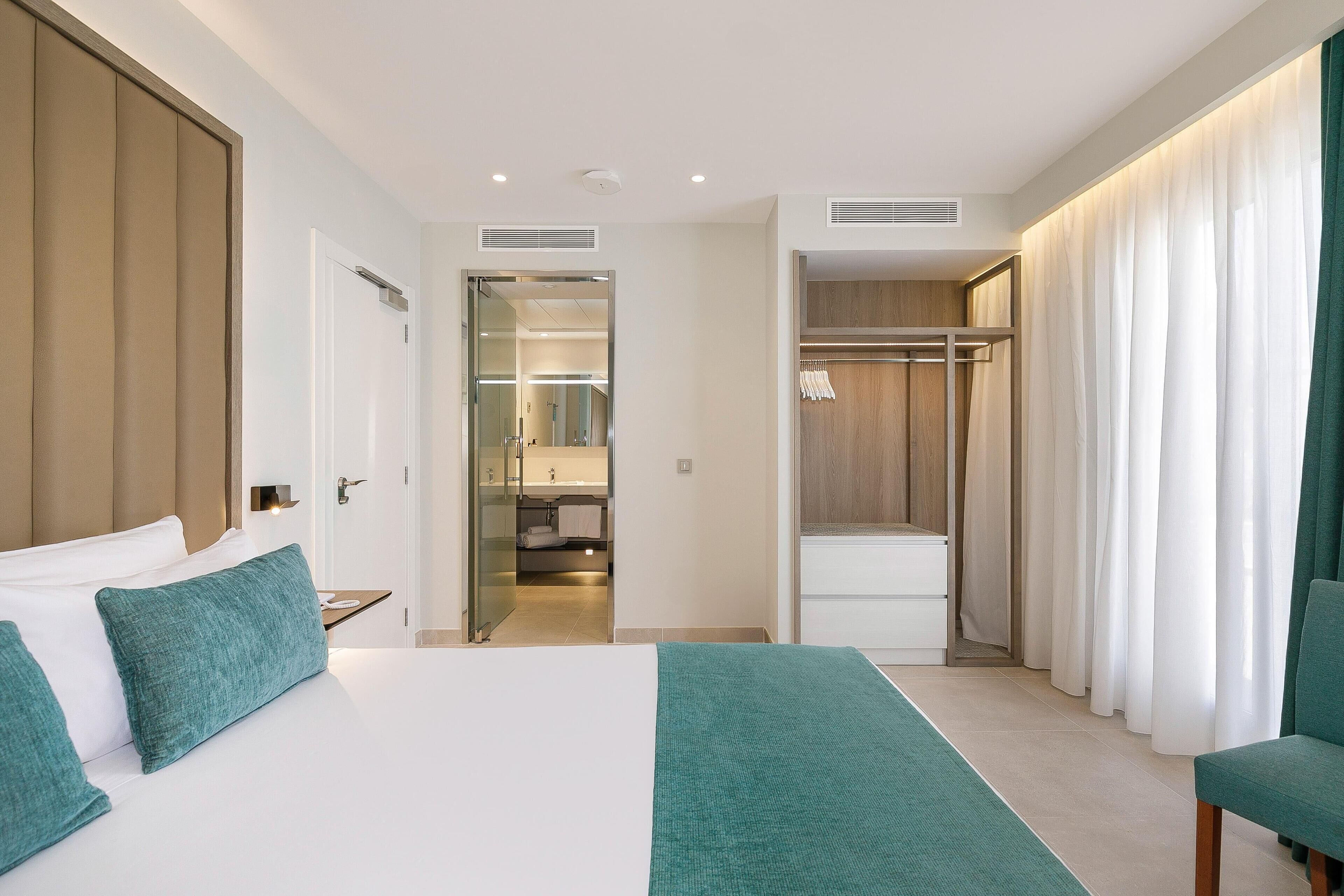 Minibar, caja fuerte, escritorio y wifi gratis