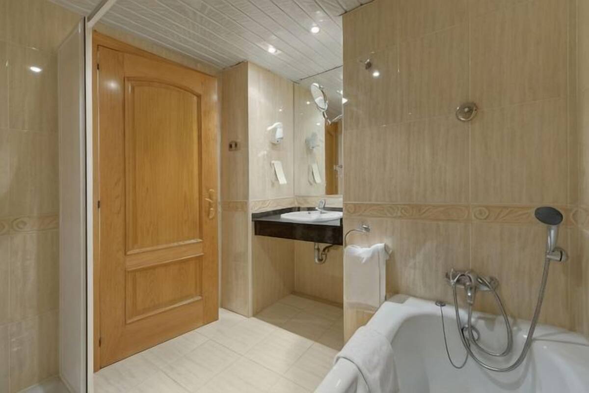 Bathroom | Shower, eco-friendly toiletries, hair dryer, towels