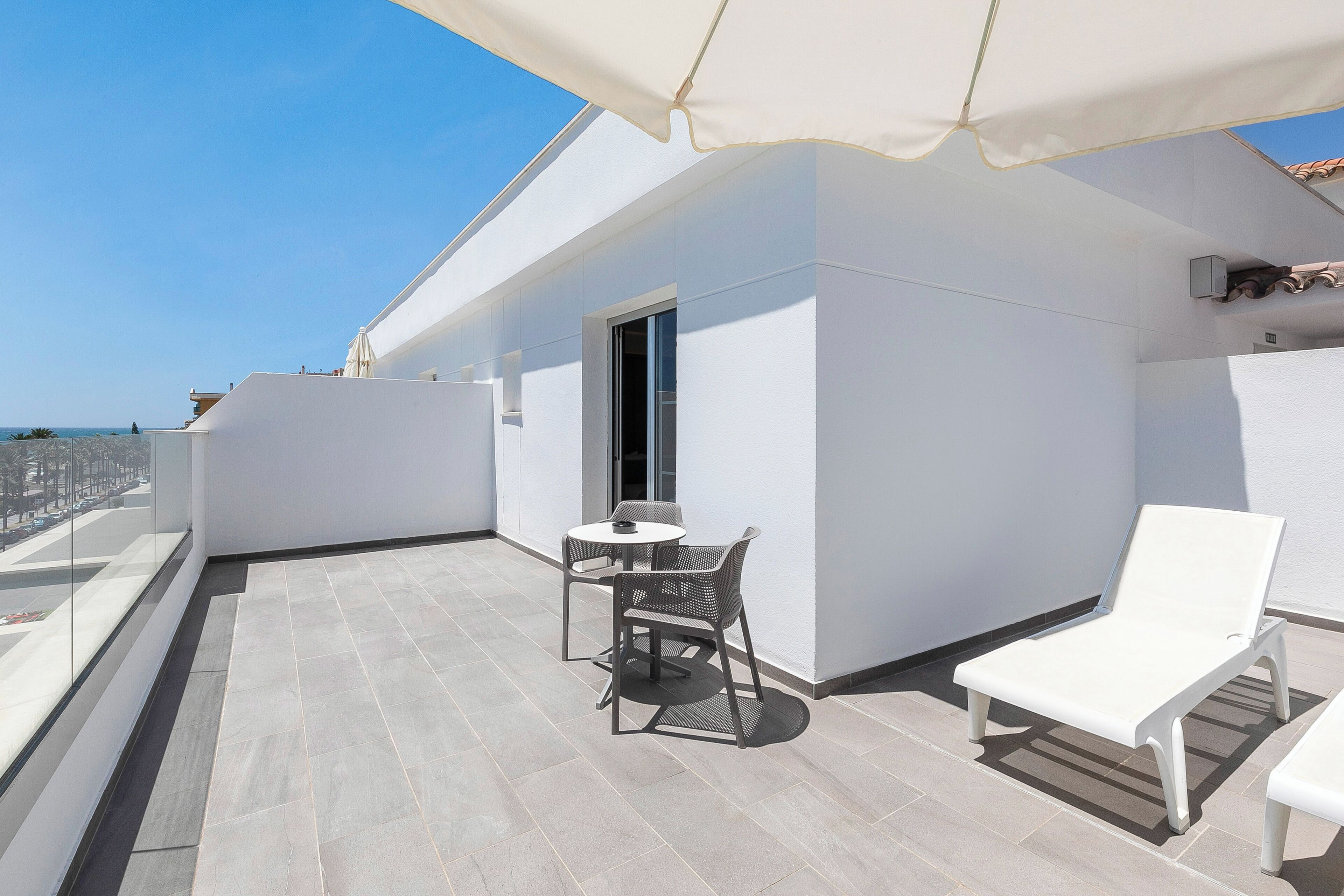 superior topfloor sea view room | minibar, in-room safe, desk, free wifi