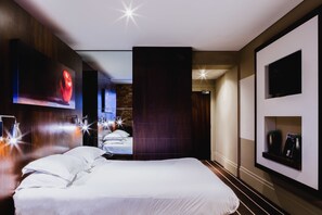 Sengetøy av topp kvalitet, skrivebord og barnesenger (inkludert)