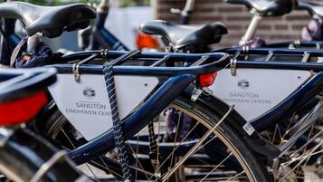 Una hilera de bicicletas con un letrero que dice 'Sandton Eindhoven Centre'.