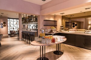 Se ofrece un desayuno bufé todos los días (por un coste adicional)