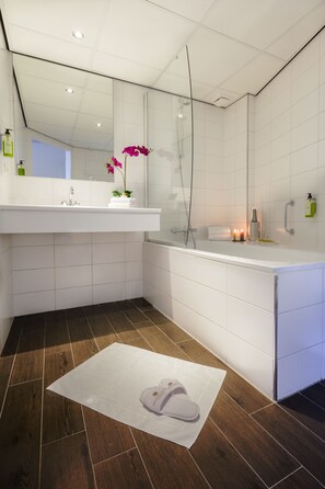Deluxe Double or Twin Room | Bathroom | Free toiletries, hair dryer, towels - Sandton Eindhoven Centre (Eindhoven)