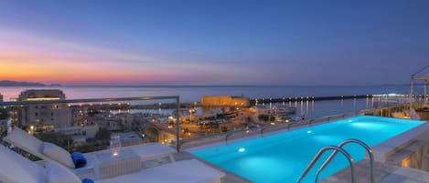 Una piscina al aire libre de temporada (de 08:00 a 19:00), sombrillas