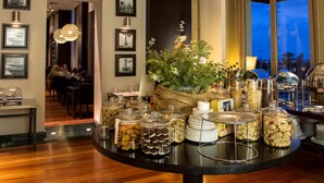 Un buffet proposant une variété de plats et agrémenté d’un centre de table décoratif.