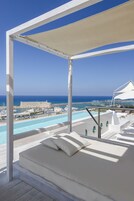 季节性开放的室外游泳池，08:00 至 19:00 开放，池畔遮阳伞，日光浴躺椅