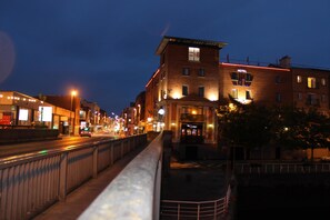 Fachada de la propiedad por la tarde o noche
