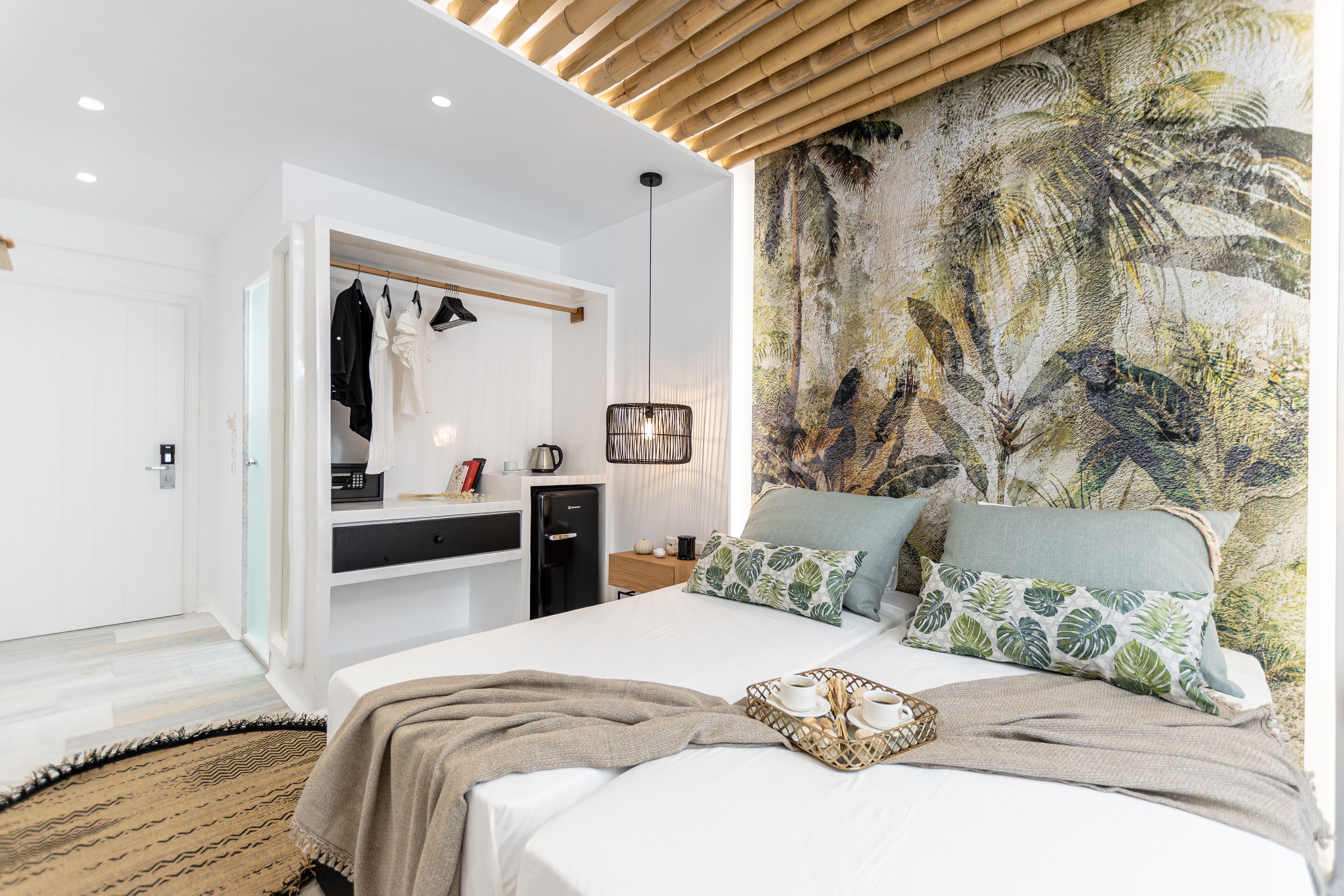 Un dormitorio con cama, armario, escritorio y un gran mural en la pared.