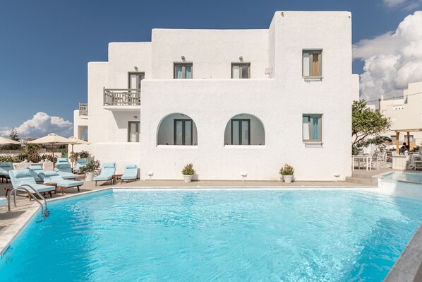 Outdoor pool, pool umbrellas, pool loungers - Anatoli (Naxos)