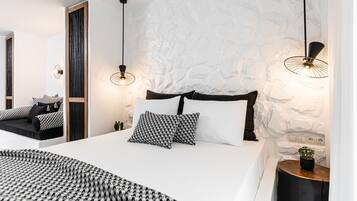 Junior Suite with Terrace (Lower Floor) | Zimmersafe, Schreibtisch, kostenloses WLAN, Bettwäsche