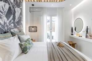 Deluxe Double Room with Hot Tub | خزنة داخل الغرفة ومكتب وواي فاي مجانًا وملاءات أسرّة