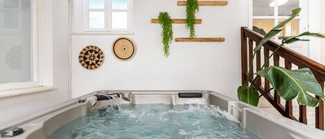 Un jacuzzi con techo de madera y ventana.