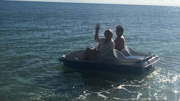Una embarcación en aguas tranquilas con dos personas a bordo.