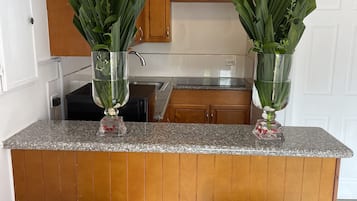 The Sun Set Villa | 1 camera, copriletto in piuma, una scrivania, ferro/asse da stiro