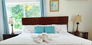 Edredones de plumas, escritorio, tabla de planchar con plancha