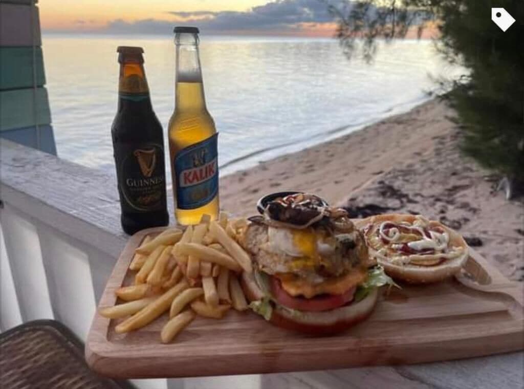 供应午餐和晚餐，加勒比菜，室外就餐