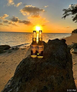 Privat strand, hvit sand, strandtelt (inkludert) og solsenger