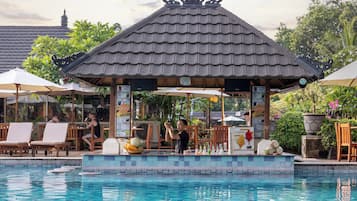 Swim-up bar