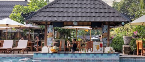 Swim-up bar