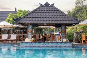 Bar en la piscina