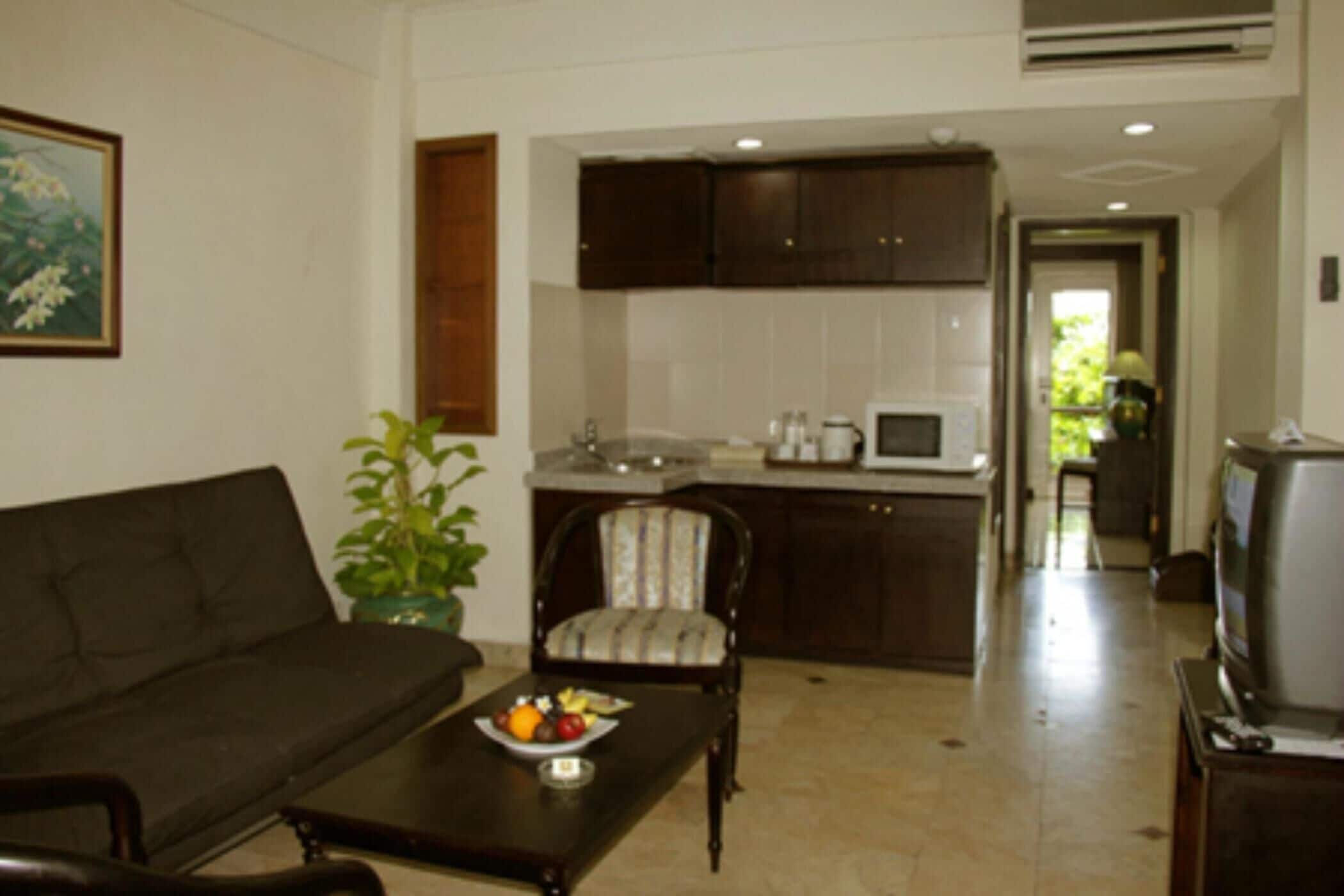 Living room | 21-inch flat-screen TV with satellite channels, TV