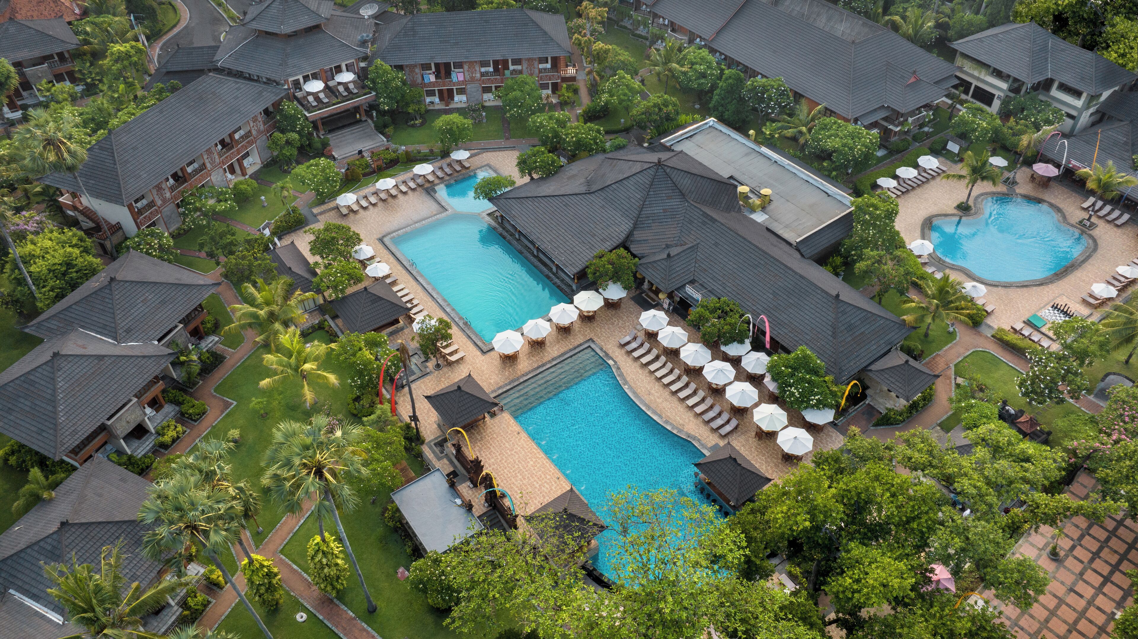 4 outdoor pools, free pool cabanas, pool umbrellas