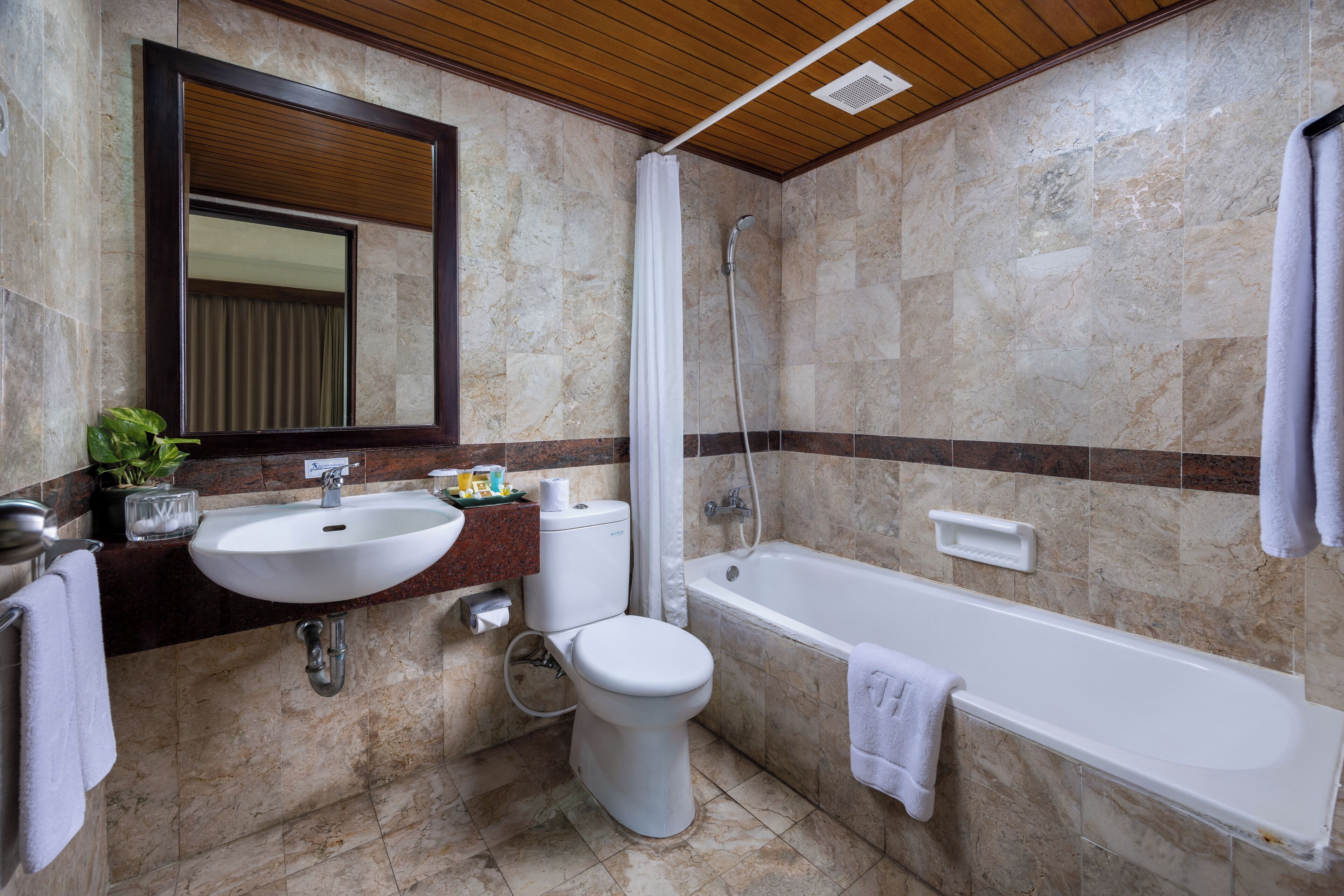 Ein Badezimmer mit Waschbecken, Toilette und Badewanne.
