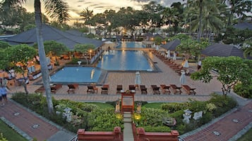 4 piscinas al aire libre, camas de piscina gratis, sombrillas