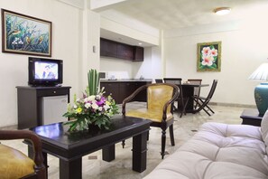 Apartment 2 Bedrooms | 1 kamar tidur, minibar, brankas, dan meja kerja