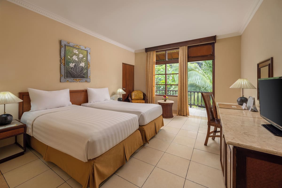 Minibar, värdeförvaringsskåp på rummet och skrivbord