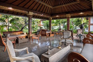 Área de estar no saguão