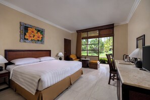 1 kamar tidur, minibar, brankas, dan meja kerja