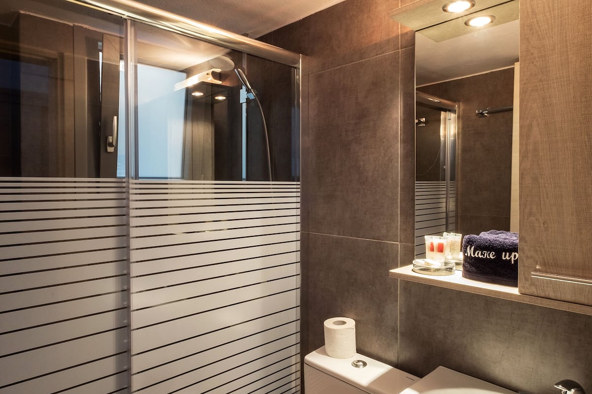superior double room | bathroom | shower, free toiletries, hair dryer, towels