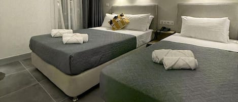 Zimmersafe, Schreibtisch, kostenloses WLAN, BettwÀsche