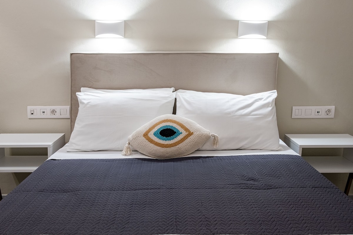 superior double room | in-room safe, desk, free wifi, bed sheets