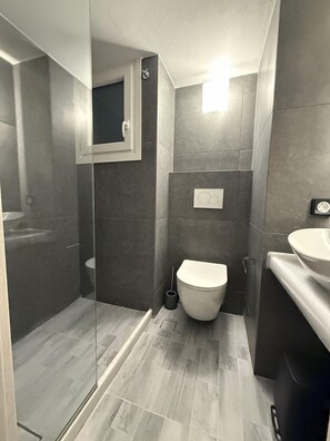 Superior Room | Bathroom | Shower, free toiletries, hair dryer, towels - Dilion Hotel (Paros)