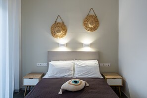 In-room safe, desk, free WiFi, bed sheets - Dilion Hotel (Paros)