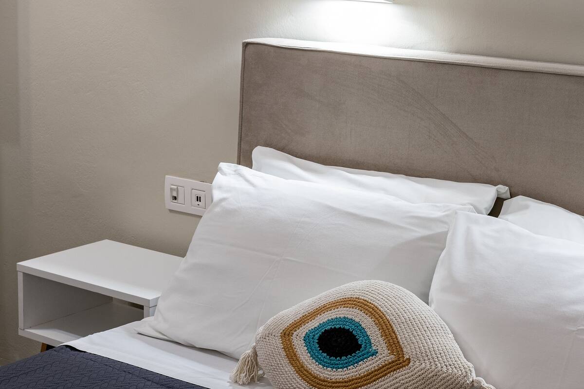 superior double room | in-room safe, desk, free wifi, bed sheets