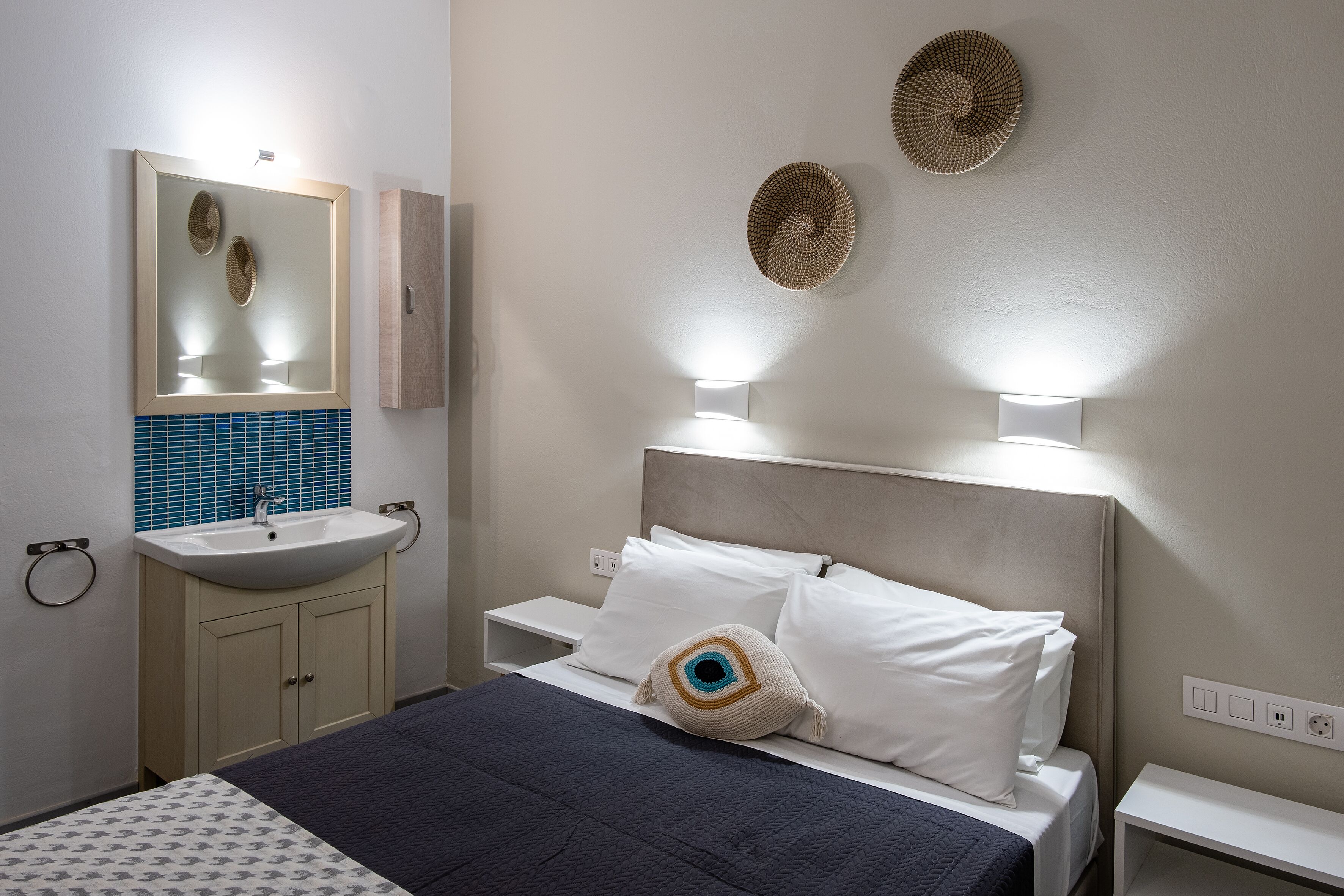 superior double room | in-room safe, desk, free wifi, bed sheets