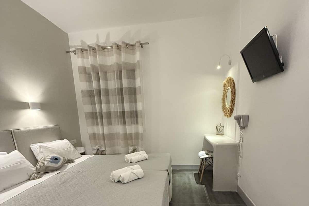 In-room safe, desk, WiFi (free), bed sheets