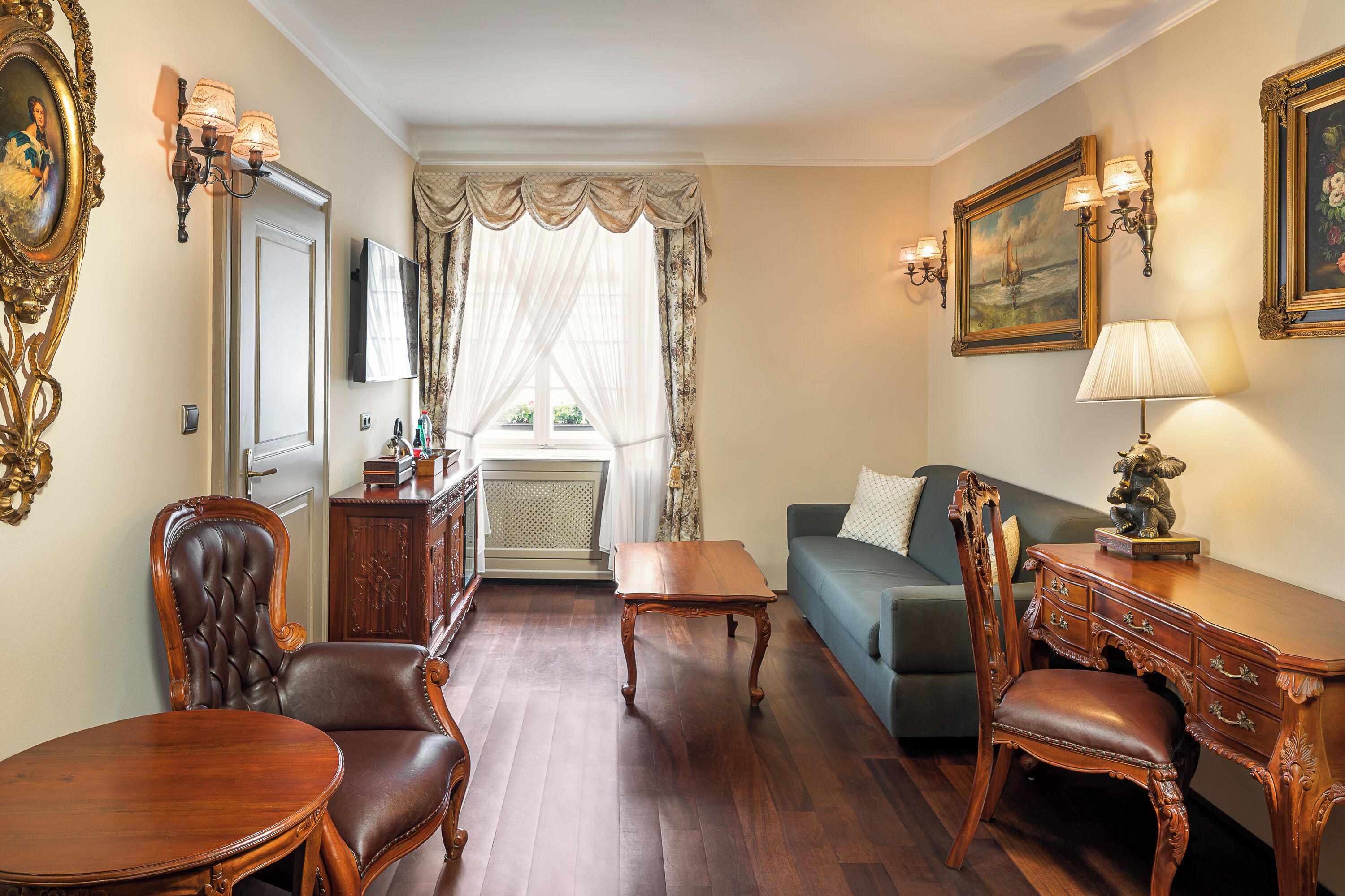 deluxe suite | living area | 100-cm flat-screen tv with digital channels, tv