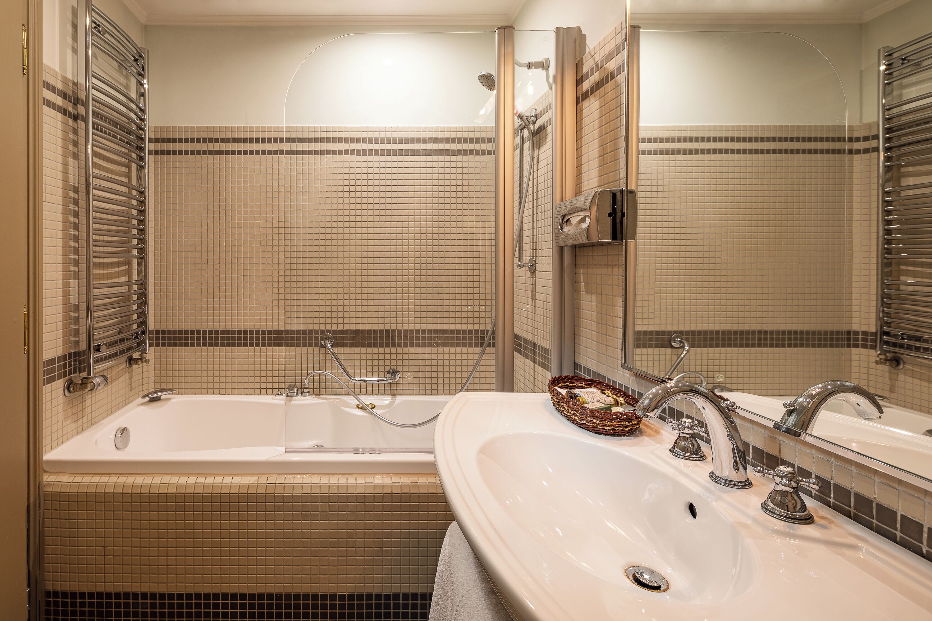 iron gate suite | bathroom | free toiletries, hair dryer, slippers, towels