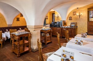 Colazione a buffet a pagamento, servita tutte le mattine 