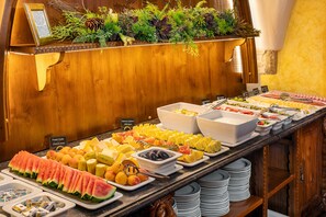 Petit déjeuner buffet servi tous les jours en supplément