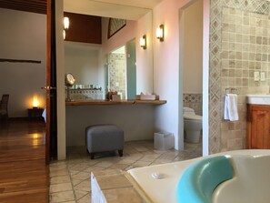 Presidential Suite (Caracol) | Bathroom | Shower, rainfall showerhead, free toiletries, hair dryer - Quinta Luna (San Pedro Cholula)