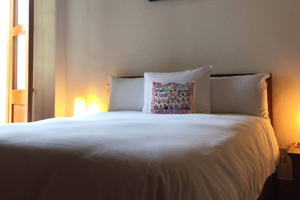 Quarto básico, 1 cama Queen | Roupas de cama premium, edredons de pluma, camas Select Comfort