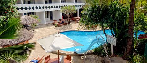 Una piscina al aire libre