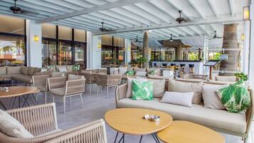 5 restaurants, breakfast, lunch, dinner served; international cuisine