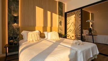 Una camera da letto con un letto grande, un comodino e uno specchio.