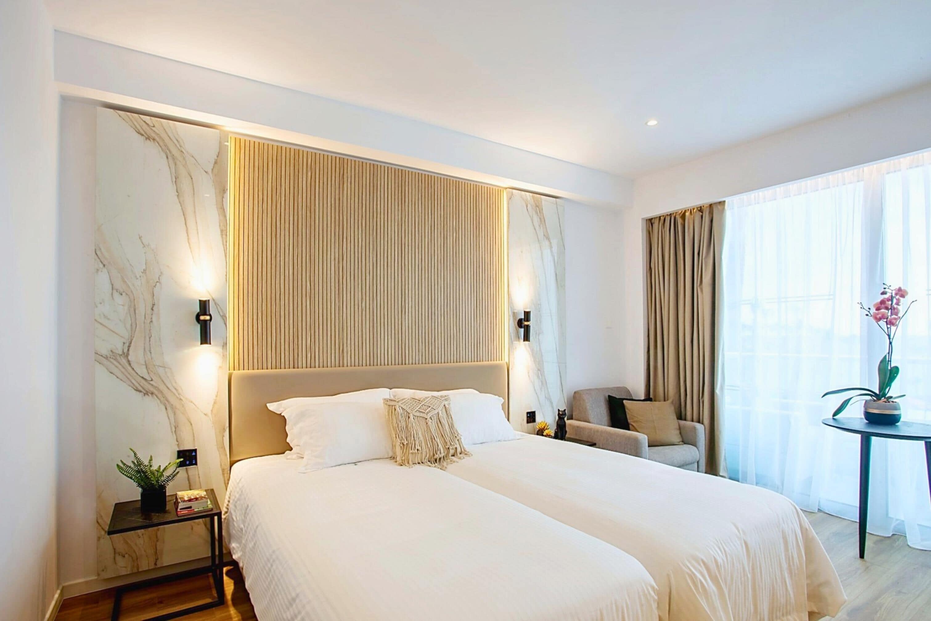 Sengetøy av topp kvalitet, minibar, safe på rommet og skrivebord